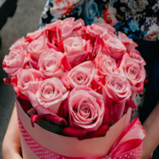 There’s no better way to say thank you than with a beautiful bunch of fresh flowers . With our gorgeous collection of bouquets, you can send some sunshine today ! Whether you need to say thanks to a friend who’s gone the extra mile for you, or a helpful relative, we have the perfect flowers for you to choose from. ​