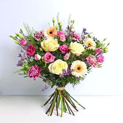 Elizabeth bouquet has the sense to brighten our day to start with a beautiful smile. Make our mood positive and share our happiness with other people around us.