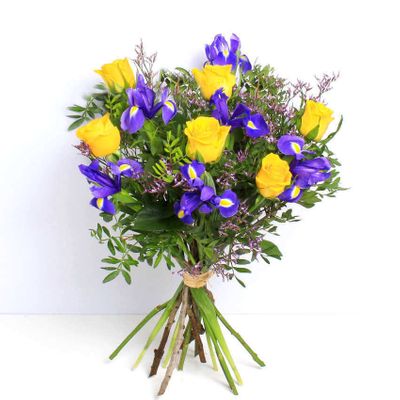 Rose and Iris the marvelous and glamorous bouquet that makes it the most popular of all the others.