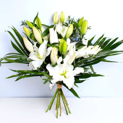 The stunning scent of elegant White Lilies is a firm favourite for many. A classic flower that brings a touch of glamour to anyone's home.